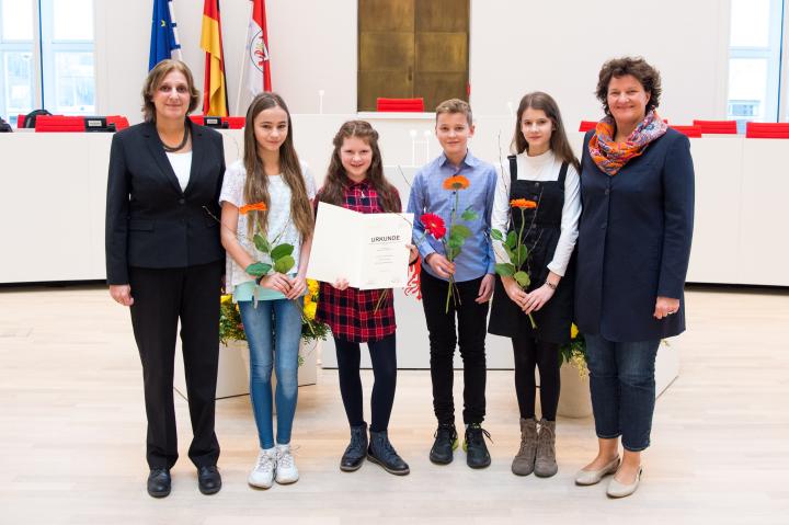 Die Preisträgerinnen und der Preisträger des 3. Landespreises (Kategorie Grundschulen) der Schülerzeitung Schillischote von der FSG Königs Wusterhausen