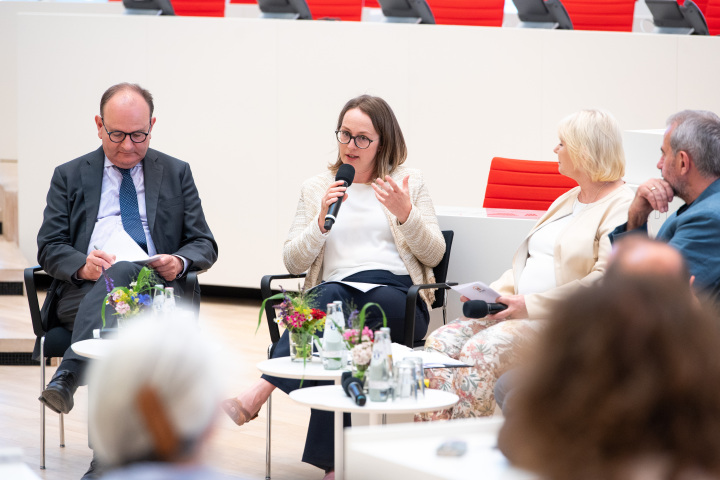 Die Leiterin des Lehrbereichs Politische Soziologie und Sozialpolitik am Institut für Sozialwissenschaften der Humboldt-Universität zu Berlin Prof. Dr. Hanna Schwander während der Podiumsdiskussion zum Thema: Demokratie und Kulturerbe in Zeiten des Klimawandels.