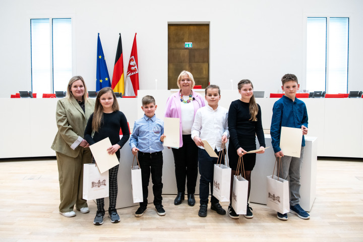 Auszeichnung der Kinder durch die Landtagspräsidentin Prof. Dr. Ulrike Liedtke (4. v. l.) und die stellvertretende Vorsitzende des Ausschusses für Bildung, Jugend und Sport Annemarie Wolff (1. v. l.)