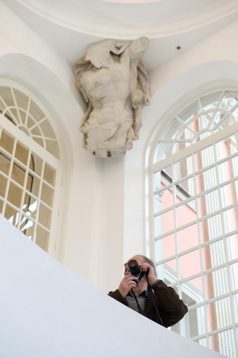 Fotoaufnahme unter den Atlanten im historischen Knobelsdorff-Treppenhaus.