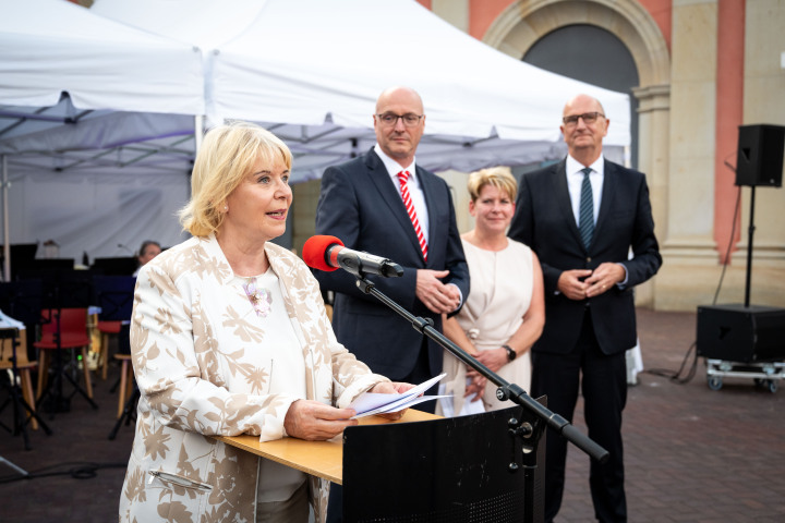Begrüßung der Landtagspräsidentin Prof. Dr. Ulrike Liedtke zum Parlamentarischen Sommerabend im Innenhof des Landtages.