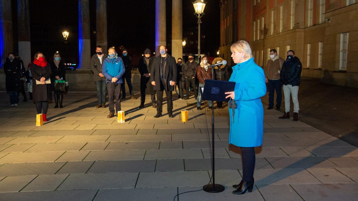 Landtagspräsidentin Prof. Dr. Ulrike Liedtke (r.) nahm gemeinsam mit Vertreterinnen und Vertretern von jüdischen Gemeinden, der Landesregierung und der Stadt Potsdam an der Feier zum Beginn des jüdischen Lichterfestes teil.