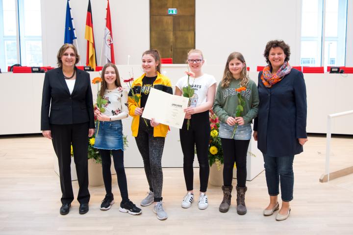 Die Preisträgerinnen des 2. Landespreises (Kategorie Grundschulen) der Schülerzeitung Goethes Blatt von der Goethe-Grundschule Potsdam