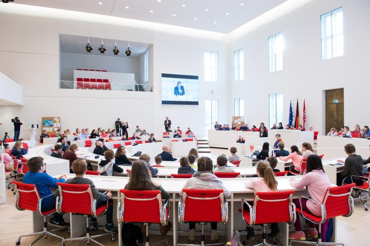 Blick in den Plenarsaal während der Eröffnung des Safer Internet Day im Landtag.