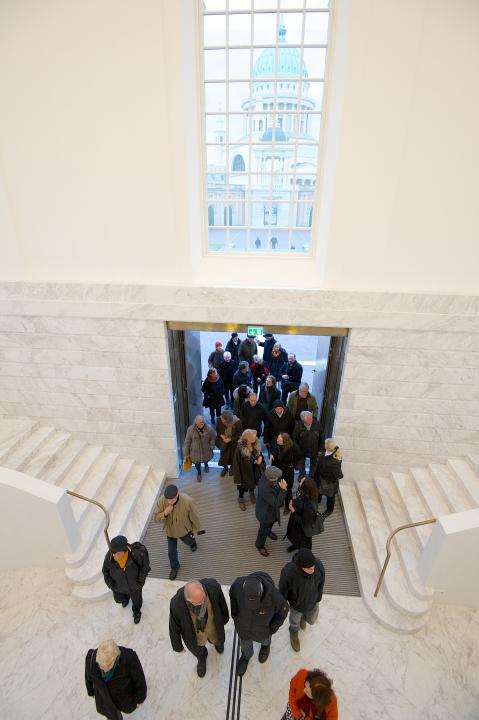 Betreten des Gebäudes durch das historische Treppenhaus.