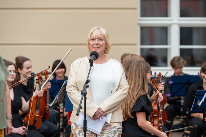 Landtagspräsidentin Prof. Dr. Ulrike Liedtke begrüßt das deutsch-polnische Jugendorchester Frankfurt (Oder) und die Gäste zur Auftaktveranstaltung „Kunst zur Zeit 2025“ im Innenhof des Landtages.