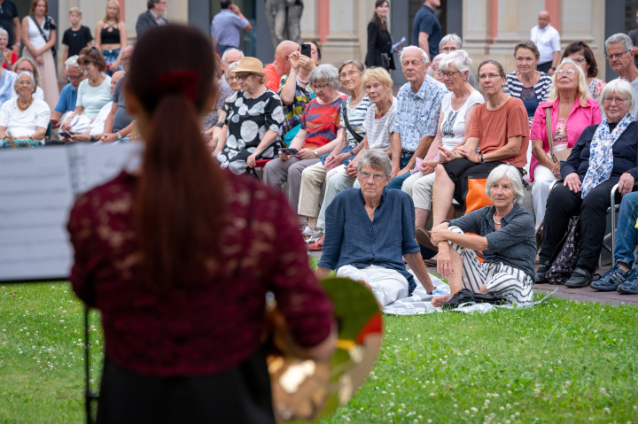 Impression der fünften Veranstaltung „Kunst zur Zeit“ im Innenhof des Landtages