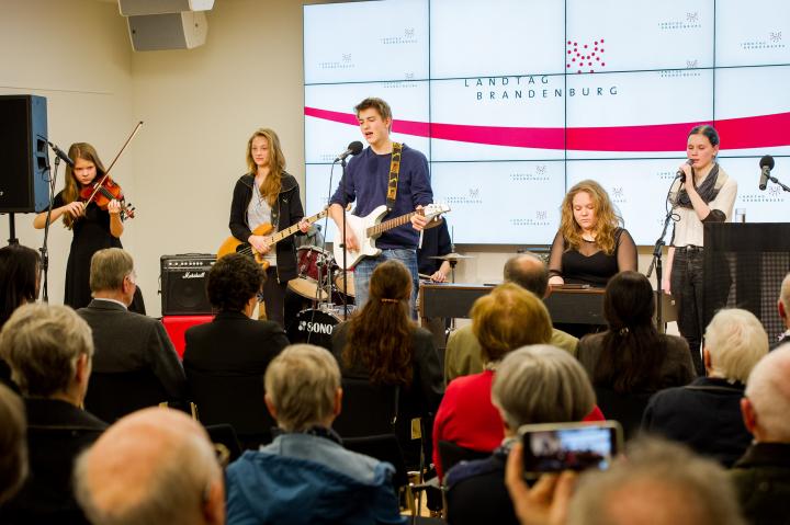 Musikalisches Zwischenspiel der Schülerband des Vico-von-Bülow-Gymnasiums Stahnsdorf während der Eröffnung.