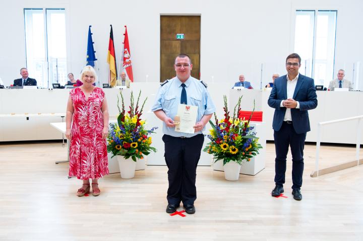 Medaillenempfänger Tino Braun auf Vorschlag der SPD-Fraktion, v. l. n. r.: Landtagspräsidentin Prof. Dr. Ulrike Liedtke, Tino Braun und MdL Erik Stohn