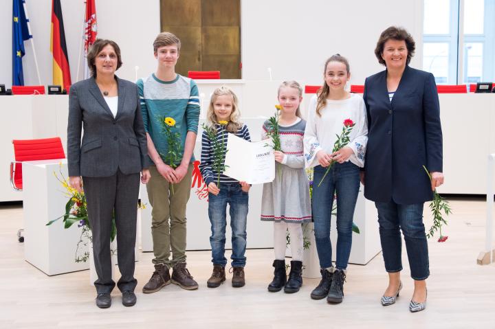 Die Preisträgerinnen und der Preisträger des 2. Landespreises (Kategorie Grundschulen) der Schülerzeitung HAVELNEWS von der Havelschule Oranienburg