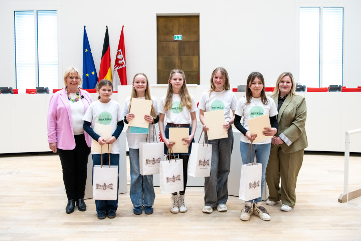 Auszeichnung der Kinder durch die Landtagspräsidentin Prof. Dr. Ulrike Liedtke (1. v. l.) und die stellvertretende Vorsitzende des Ausschusses für Bildung, Jugend und Sport Annemarie Wolff (1. v. r.)