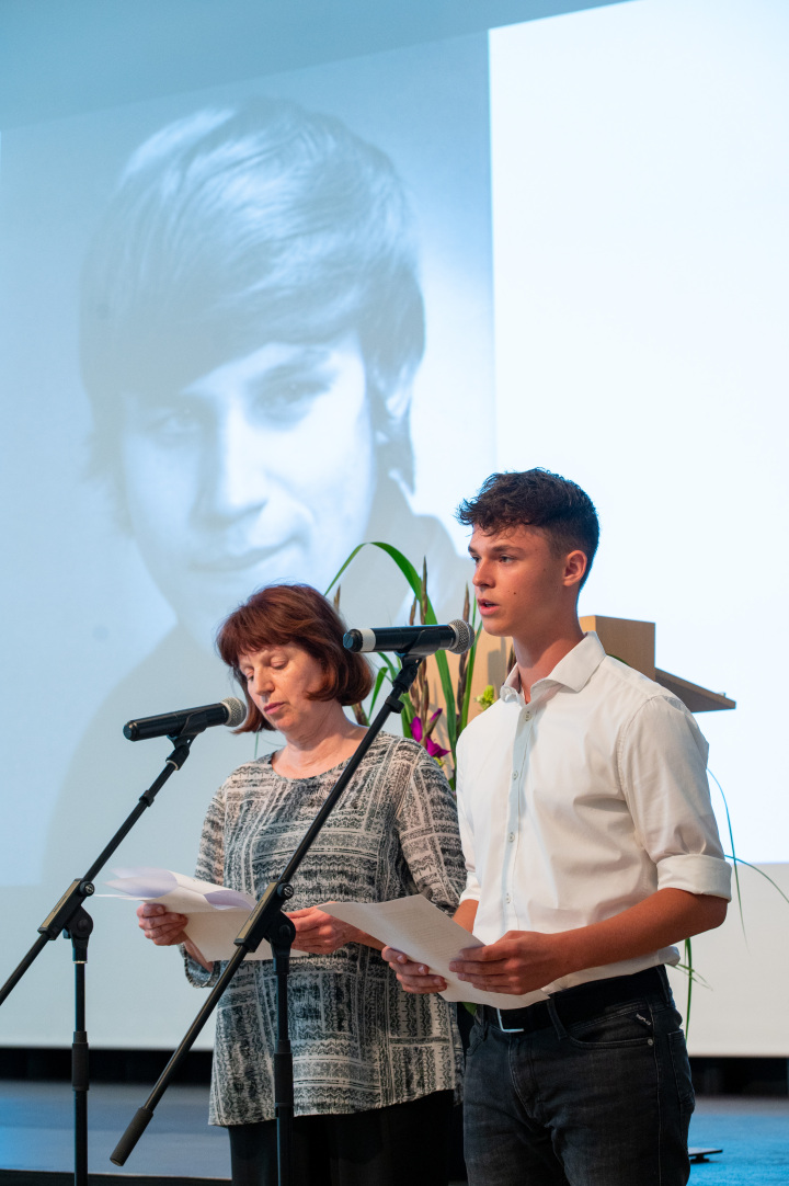 Luise Rüger (l.) und Casey Keller (r.) verlasen einen Text über das Schicksal des Maueropfers Karl-Heinz Kube.