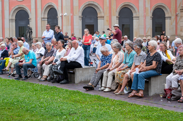 Impression der fünften Veranstaltung „Kunst zur Zeit“ im Innenhof des Landtages