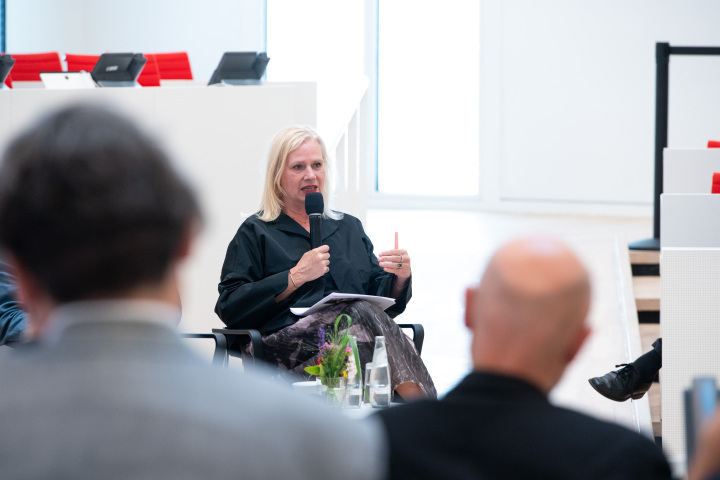 Die Leiterin der Vertretung der Europäischen Union in Deutschland Barbara Gessler während der Podiumsdiskussion zum Thema: Demokratie und Kulturerbe in Zeiten des Klimawandels.