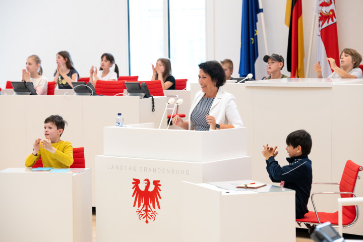 Kristy Augustin, Vorsitzende des Ausschusses für Bildung, Jugend und Sport, während der Begrüßung im Plenarsaal