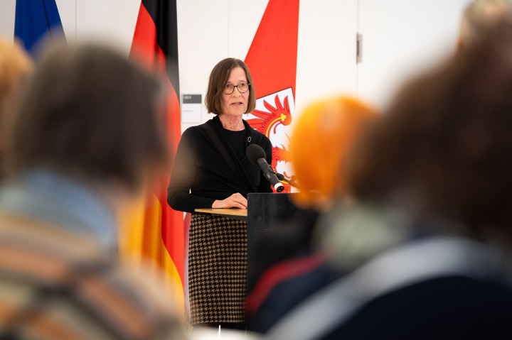 Begrüßung der Vorstandsvorsitzenden des Berufsverbands Bildender Künstler:innen Brandenburg e. V. (bbk) Jutta Pelz zur Ausstellungseröffnung in der Lobby des Landtages