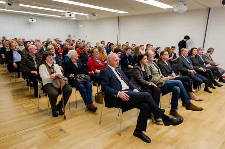 Blick in den Beratungsraum während der Ausstellungseröffnung.