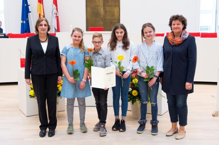 Die Preisträgerinnen und der Preisträger des 1. Landespreises (Kategorie Grundschulen) der Schülerzeitung Ahornblatt von der Ahorn Grundschule Bergfelde