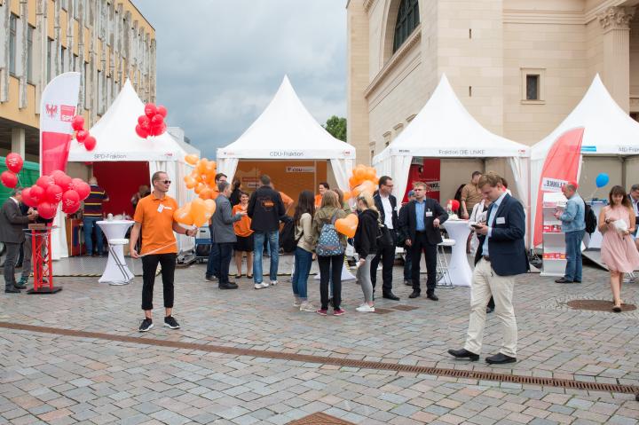 Impression vom Alten Markt. Stände der Fraktionen und der Gruppe.