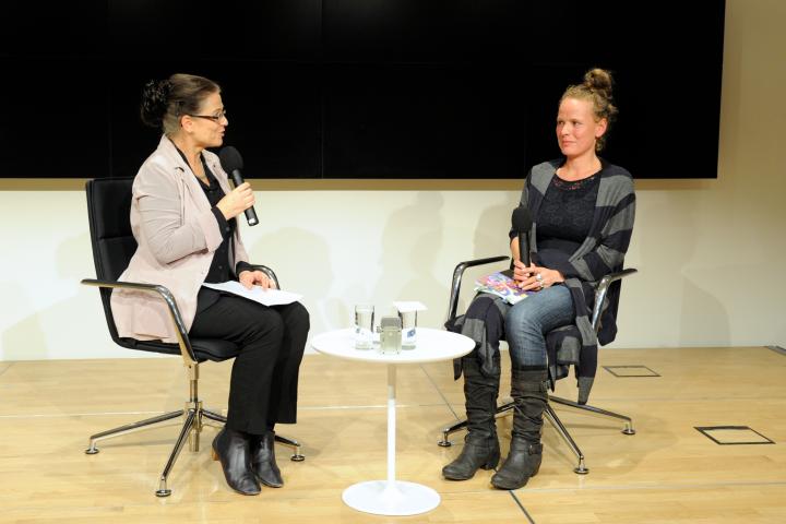 Podiumsgespräch der Landesbeauftragten zur Aufarbeitung der Folgen der kommunistischen Diktatur Ulrike Poppe (l.) mit der Tochter der Küstlerin und Verwalterin des Nachlasses Amrei Bauer (r.).