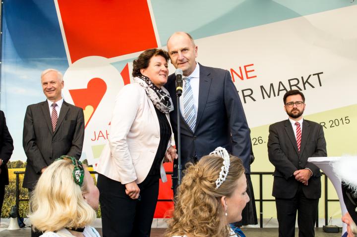 Landtagspräsidentin Britta Stark (l.) und Ministerpräsident Dr. Dietmar Woidke (r.) erklären das Fest für eröffnet.
