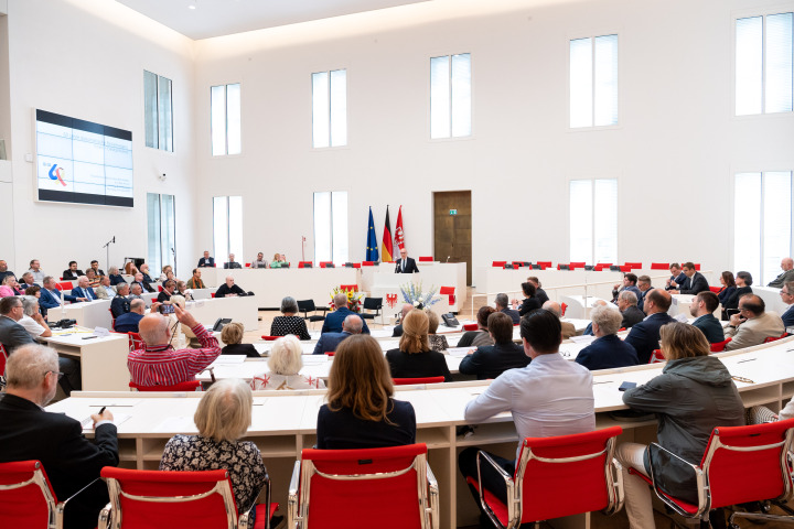 Blick in den Plenarsaal während des Grußwortes des Ministerpräsidenten Dr. Dietmar Woidke
