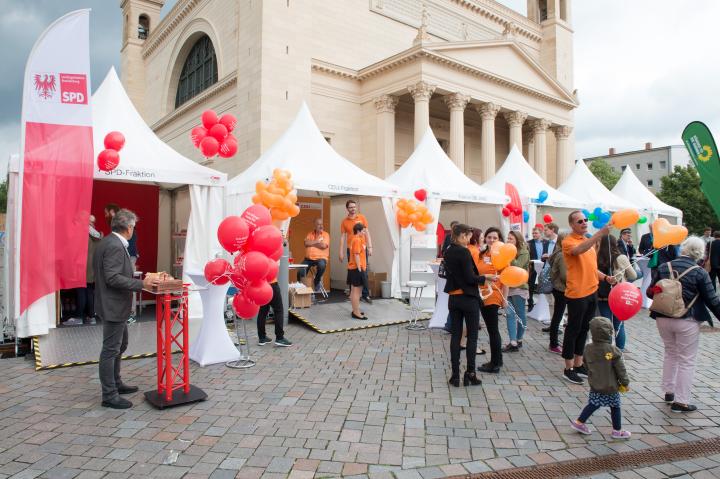 Impression vom Alten Markt. Stände der Fraktionen und der Gruppe.