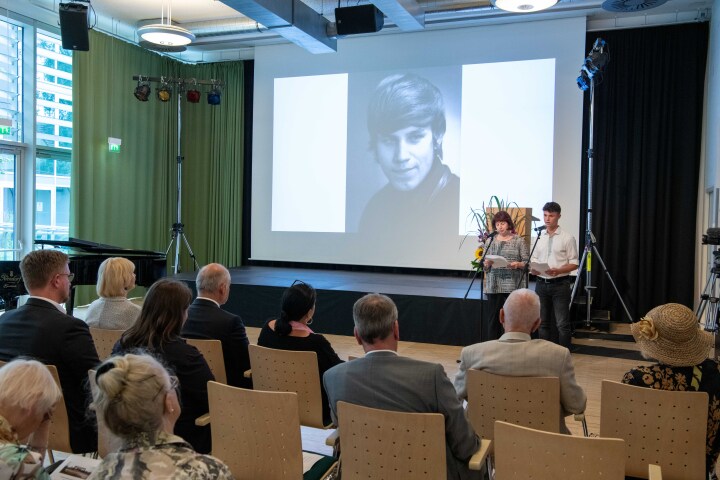 Textlesung über Karl-Heinz Kube (Luise Rüger, l., und Casey Keller, r.)