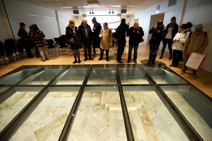 Besucher betrachten durch das "Archäologische Fenster" im Pressekonferenz- und Besucherraum des neuen Landtagsgebäudes Überreste des einstigen kurfürstlichen Speisesaals.