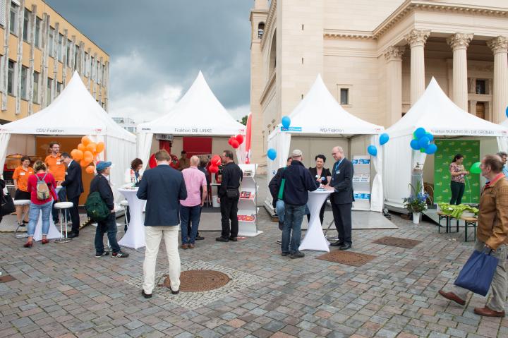 Impression vom Alten Markt. Stände der Fraktionen und der Gruppe.