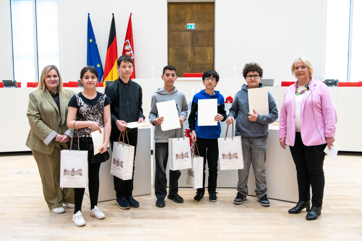 Auszeichnung der Kinder durch die Landtagspräsidentin Prof. Dr. Ulrike Liedtke (1. v. r.) und die stellvertretende Vorsitzende des Ausschusses für Bildung, Jugend und Sport Annemarie Wolff (1. v. l.)