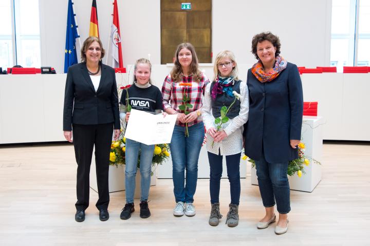 Die Preisträgerinnen des 3. Landespreises (Kategorie Oberschulen) der Schülerzeitung Legal Letter der Grund- und Oberschule Ernst Legal Schlieben