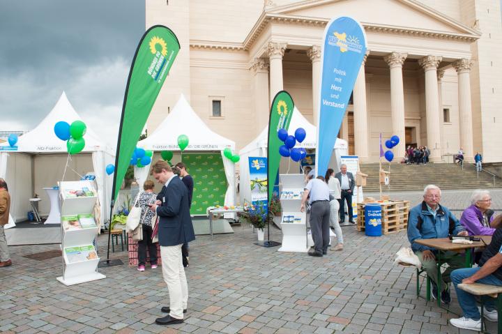 Impression vom Alten Markt. Stände der Fraktionen und der Gruppe.