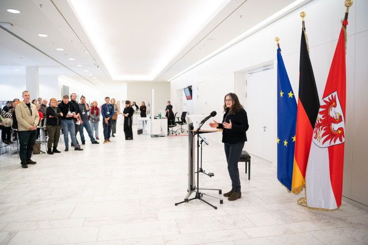 Einführung in die Ausstellung durch die Kuratorin und Geschäftsführerin des bbk Petra Schmidt Dreyblatt