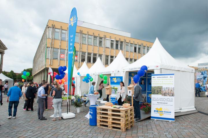 Impression vom Alten Markt. Stände der Fraktionen und der Gruppe.