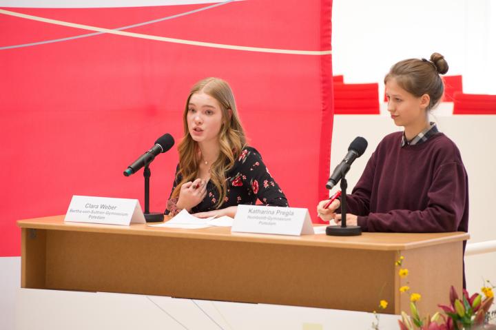 Finaldebatte in der Altersgruppe I: Clara Weber (l.) und Katharina Pregla (r.)