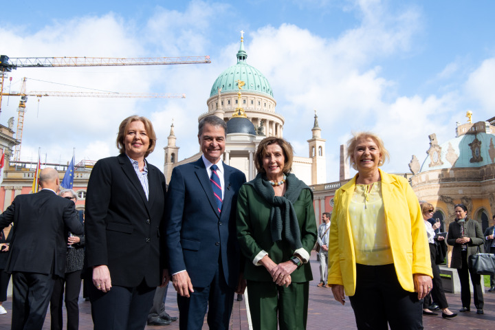 Landtagspräsidentin Prof. Dr. Ulrike Liedtke (1. v. r.) begrüßte im Innenhof u. a. die Präsidentin des Deutschen Bundestages, Bärbel Bas (1. v. l.), die Sprecherin des US-Repräsentantenhauses, Nancy Pelosi (2. v. r.) und den Parlamentspräsidenten von Kanada, Anthony Rota (2. v. l.).