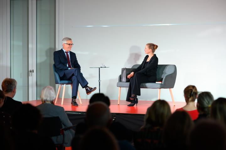 Impression der Theateraufführung „Unter Verschluss“ mit den Schauspielern Sophie Lochmann, Stefan Schill und Andreas Klopp