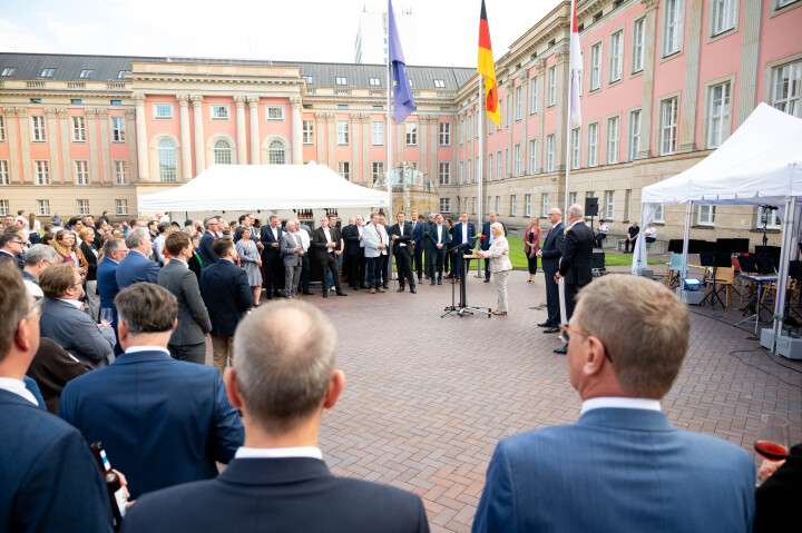 Blick in den Innenhof des Landtages während der Begrüßung der Landtagspräsidentin Prof. Dr. Ulrike Liedtke zum Parlamentarischen Sommerabend.