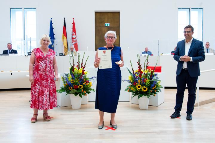 Medaillenempfängerin Dr. Anna Funke auf Vorschlag der SPD-Fraktion, v. l. n. r.: Landtagspräsidentin Prof. Dr. Ulrike Liedtke, Dr. Anna Funke und MdL Erik Stohn