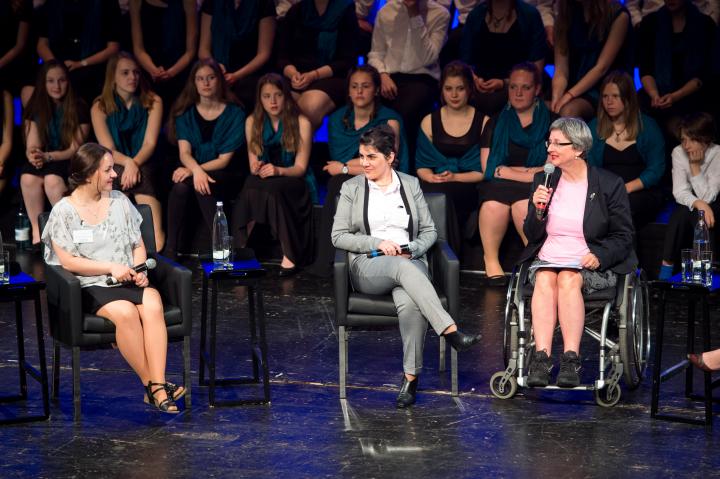 Die Integrationsbeauftragte des Landes Brandenburg Dr. Doris Lemmermeier (r.) im Gespräch mit Eingebürgerten.