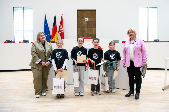Auszeichnung der Kinder durch die Landtagspräsidentin Prof. Dr. Ulrike Liedtke (1. v. r.) und die stellvertretende Vorsitzende des Ausschusses für Bildung, Jugend und Sport Annemarie Wolff (1. v. l.)