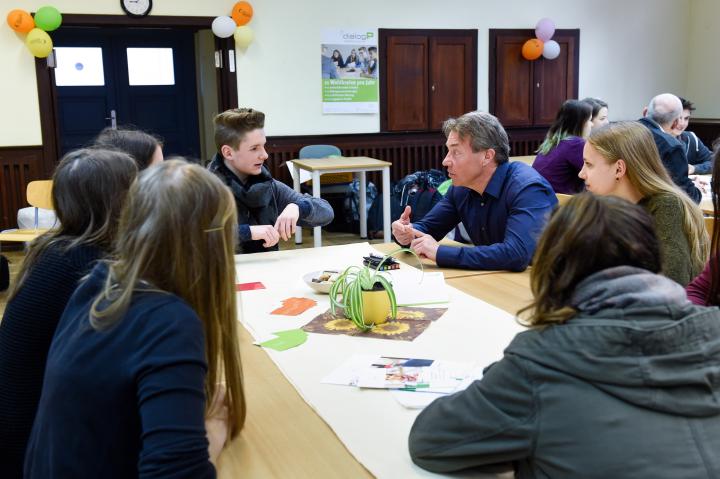 Günter Baaske (SPD-Fraktion) im Gespräch mit Schülerinnen und Schülern zum Thema „Sollen in der gymnasialen Oberstufe Veränderungen bezüglich der Pflichtfächer vorgenommen werden?“