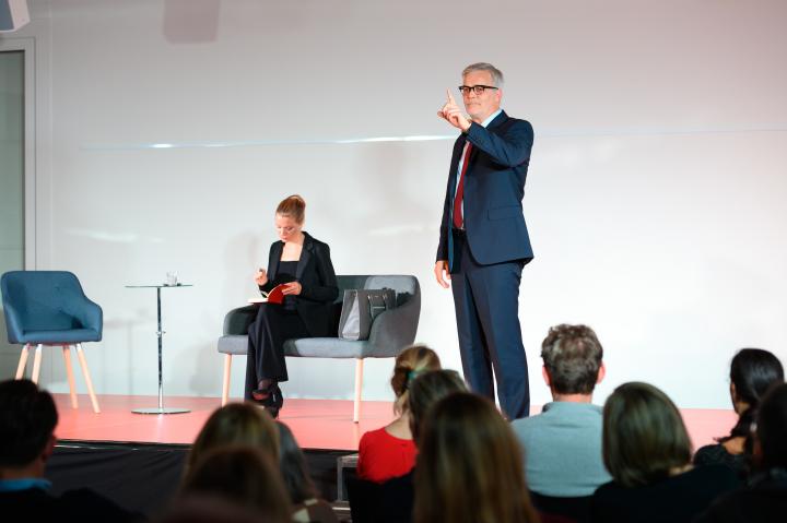 Impression der Theateraufführung „Unter Verschluss“ mit den Schauspielern Sophie Lochmann, Stefan Schill und Andreas Klopp