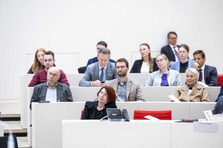 Blick in den Saal während Präsentation der Neuauflage des Verfassungskommentars durch die Herausgeber