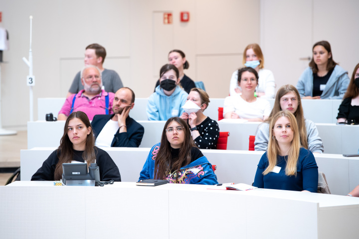 Blick in den Plenarsaal während der Eröffnung der Veranstaltung