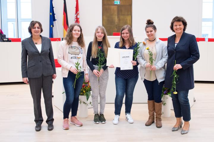 Die Preisträgerinnen des 2. Landespreises (Kategorie Oberschulen) der Schülerzeitung Werners beste Seiten von der Werner-von-Siemens-Schule Gransee