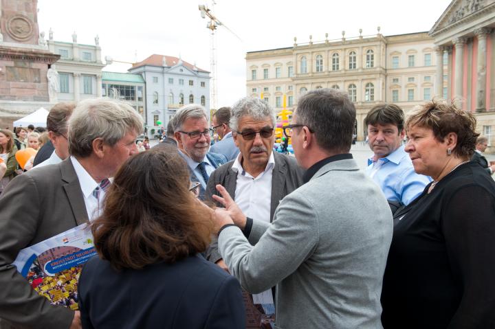 Impression vom Alten Markt. Stände der Fraktionen und der Gruppe.