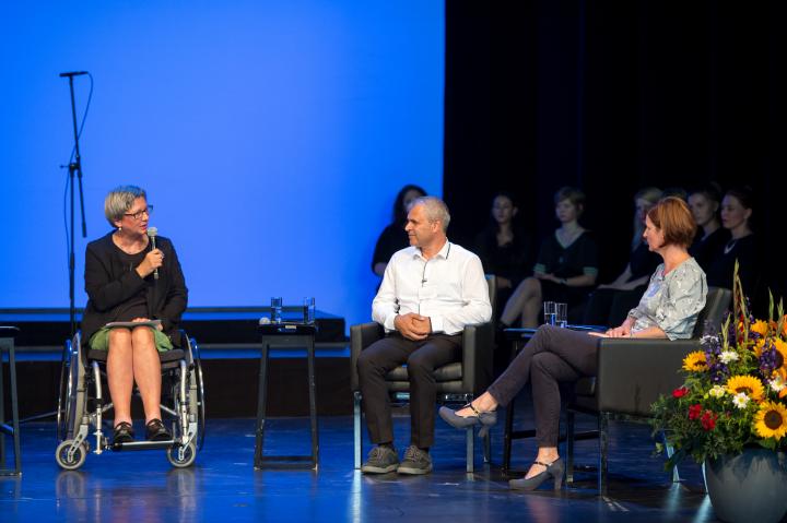 Die Integrationsbeauftragte des Landes Brandenburg Dr. Doris Lemmermeier (l.) im Gespräch mit Eingebürgerten.