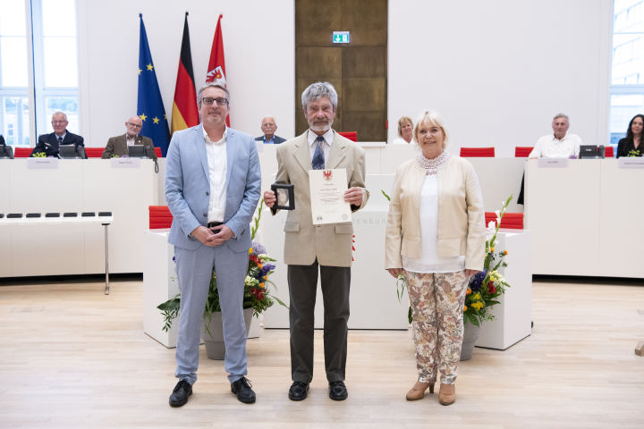 V.l.n.r. Abgeordneter Björn Lüttmann, Träger der Landtagsmedaille Klaus Leistner und Landtagspräsidentin Prof. Dr. Ulrike Liedtke